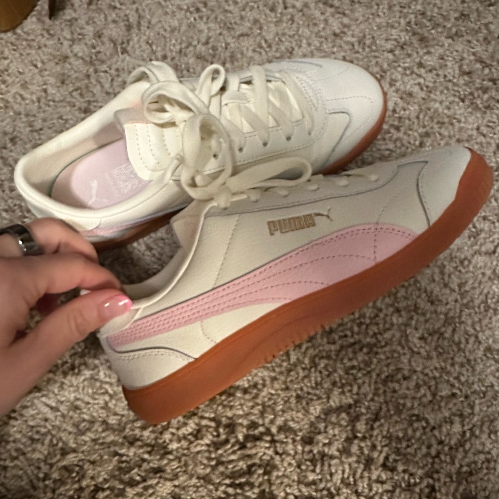 Puma Women’s sneakers size 6! Brand new literally wore once!